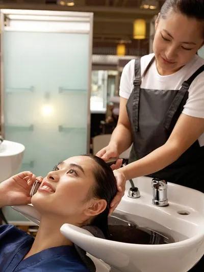 海南妹子,理发店洗头“偷学”手艺,3万开理发店,如今月入2万