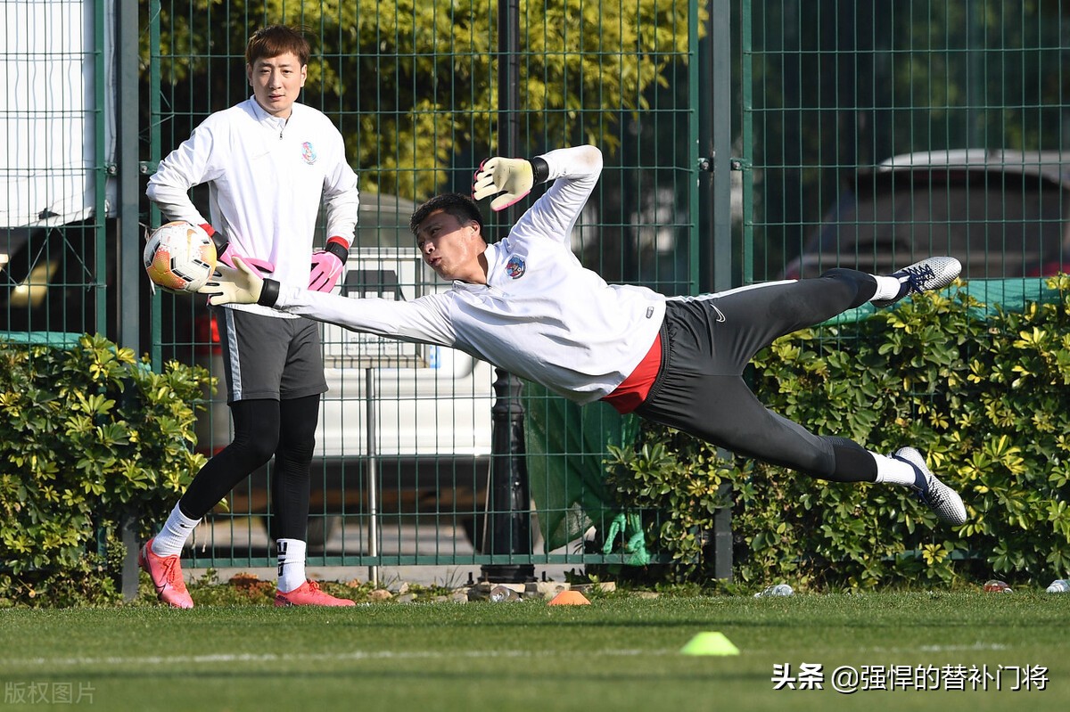 中甲1米96门将,1米49的门将