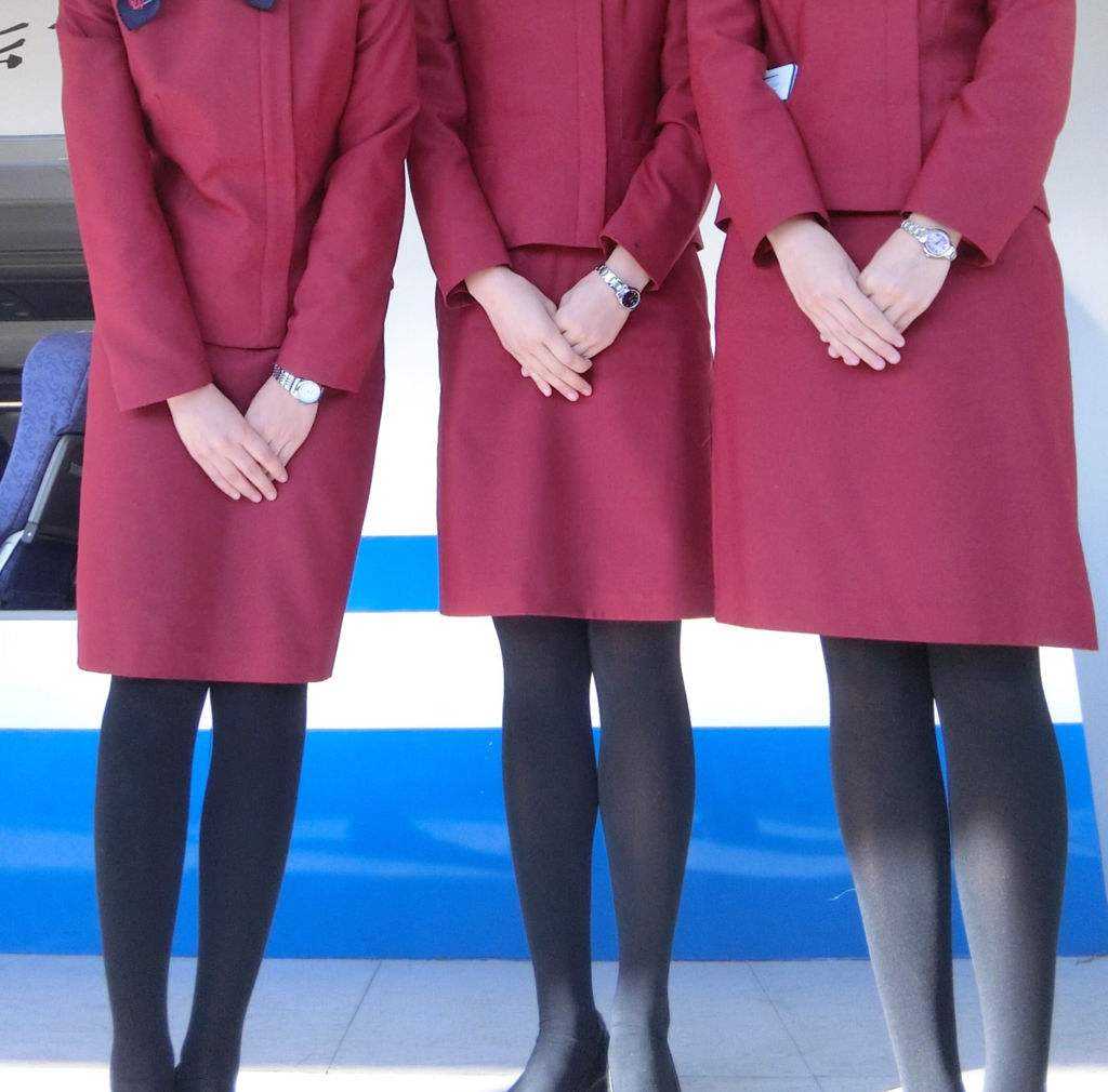 飞机上的秘密：空姐必须穿*袜丝**，禁止自带饮用水，粪便“空投”了