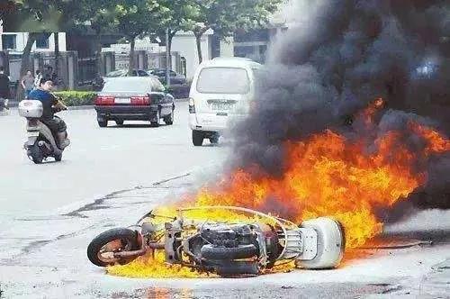 锂电池电动车自燃需要什么灭火器,锂电池电瓶车爆炸怎么灭火