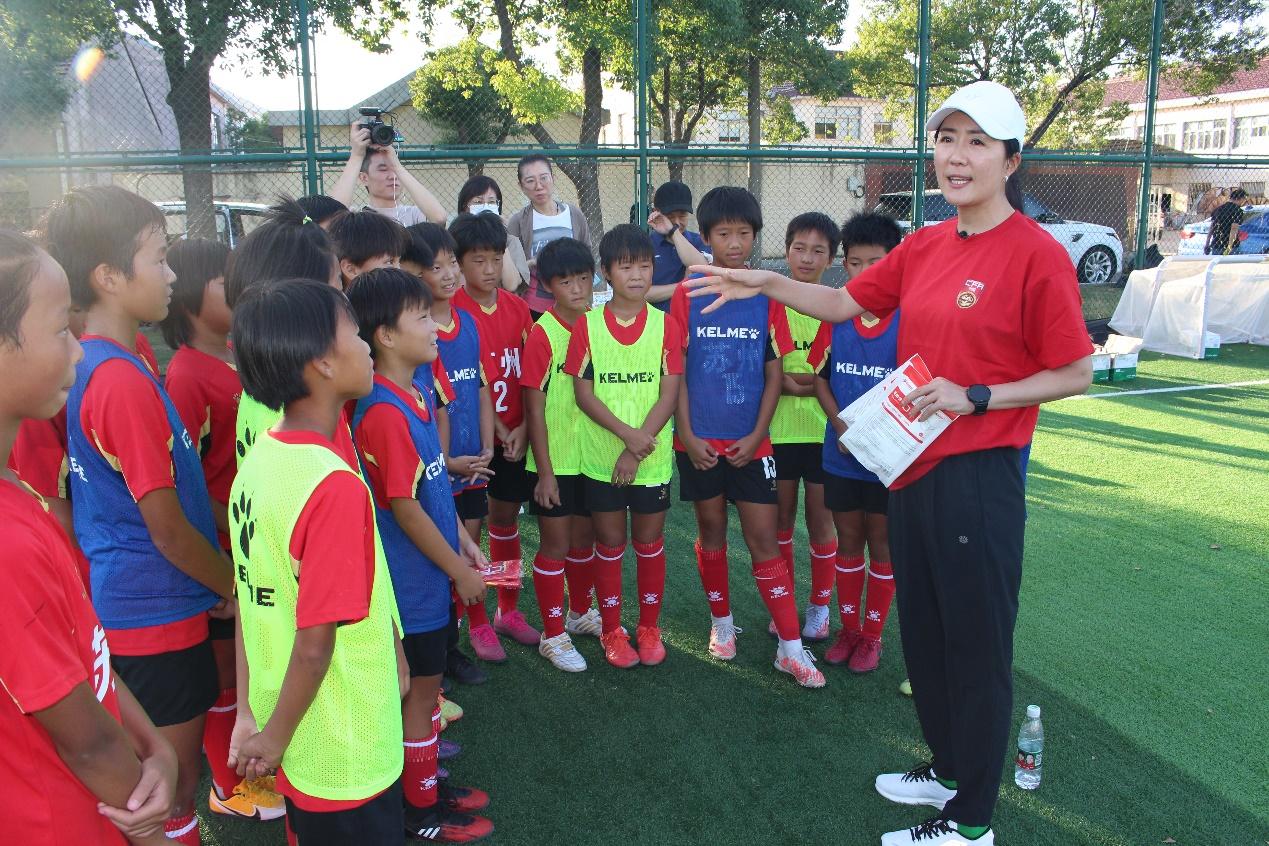 太湖边小玫瑰绽放中青赛公益行浦玮走进苏州香山实验小学