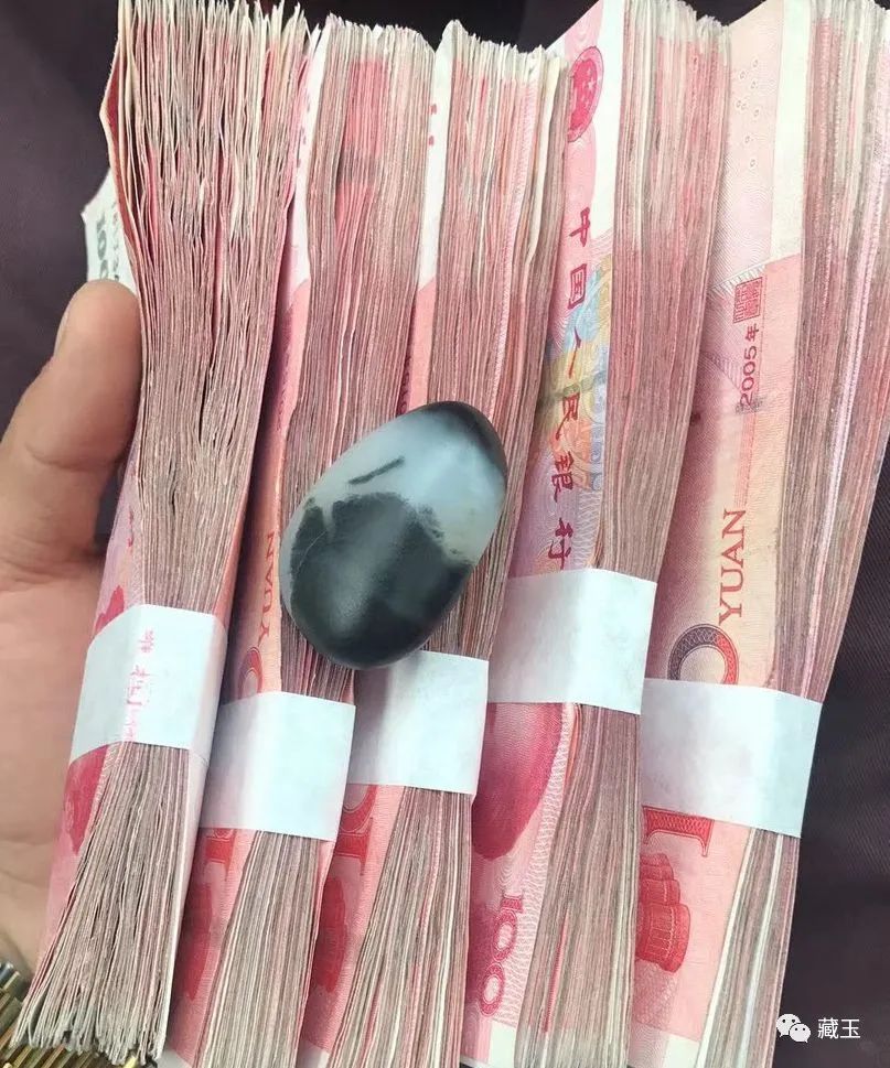 最贵的玉摊位,几百块钱的青花籽料