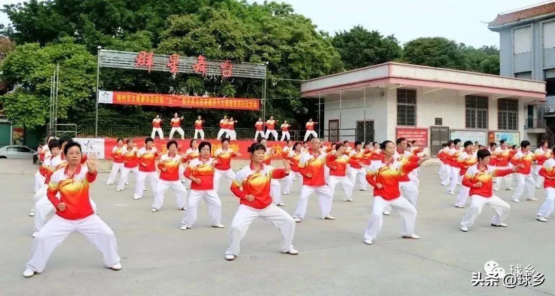 全民健身日太极进社区,健康服务进社区免费体检暖人心