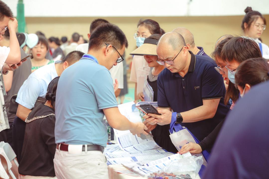 高考志愿怎么填？一万多四川家长的疑问在这场咨询会得到了解答