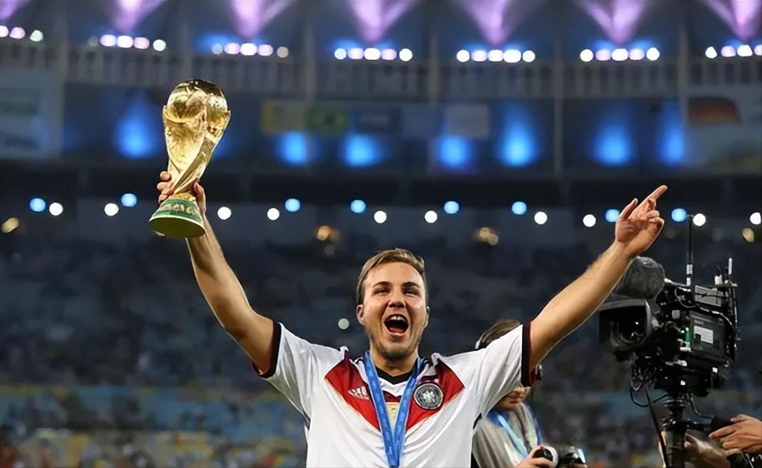 2014世界杯格策举罗伊斯球衣,2014年世界杯格策拿起罗伊斯