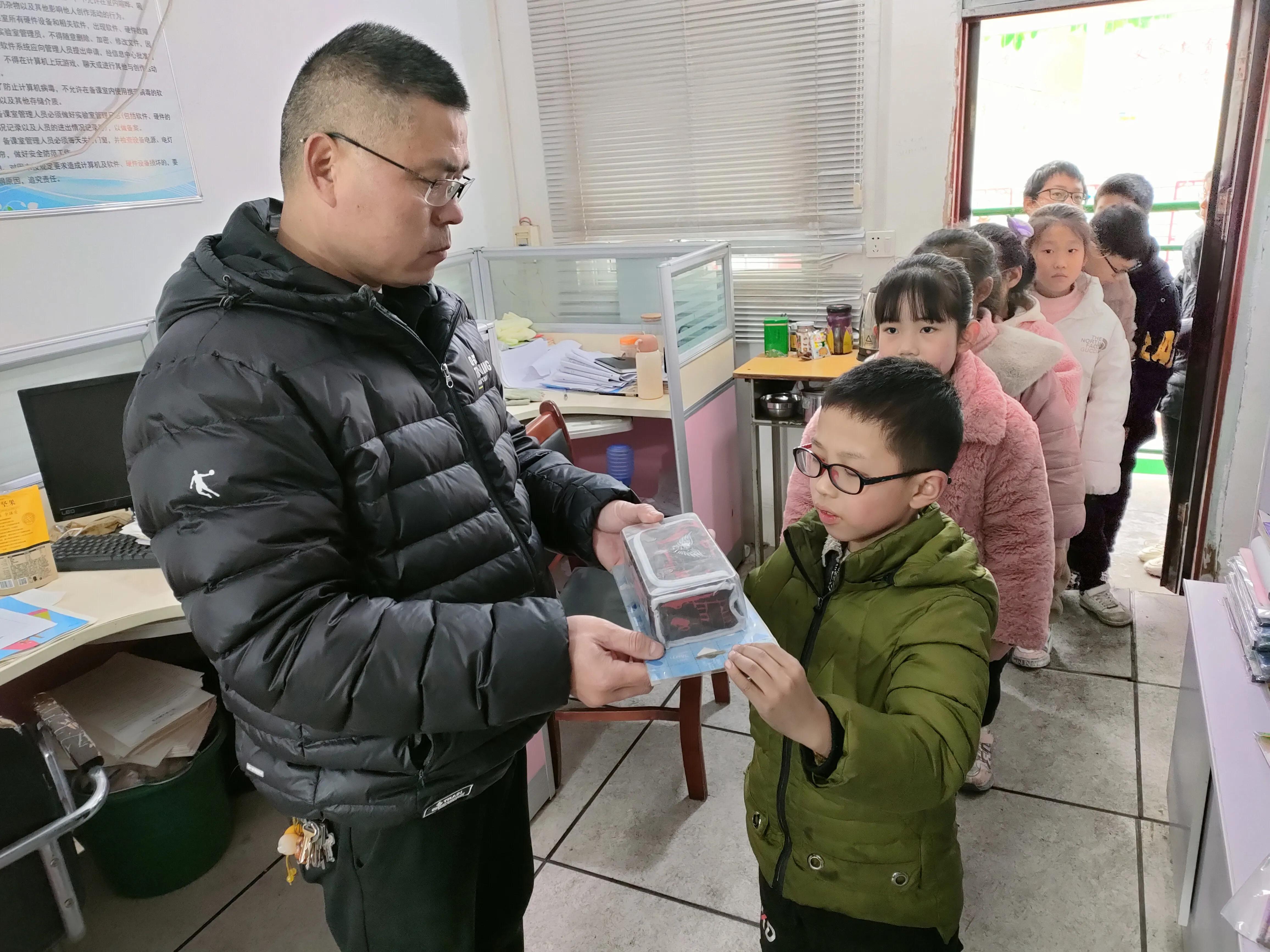 让孩子绽放七彩之光——独树镇小“激励超市”奖品发放