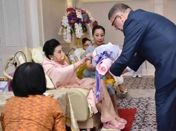 泰国二王妃及4位儿子,泰国二王妃四个儿子是泰王生的吗