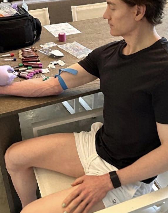 45岁亿万富翁与儿子换血,45岁亿万富豪重回18岁