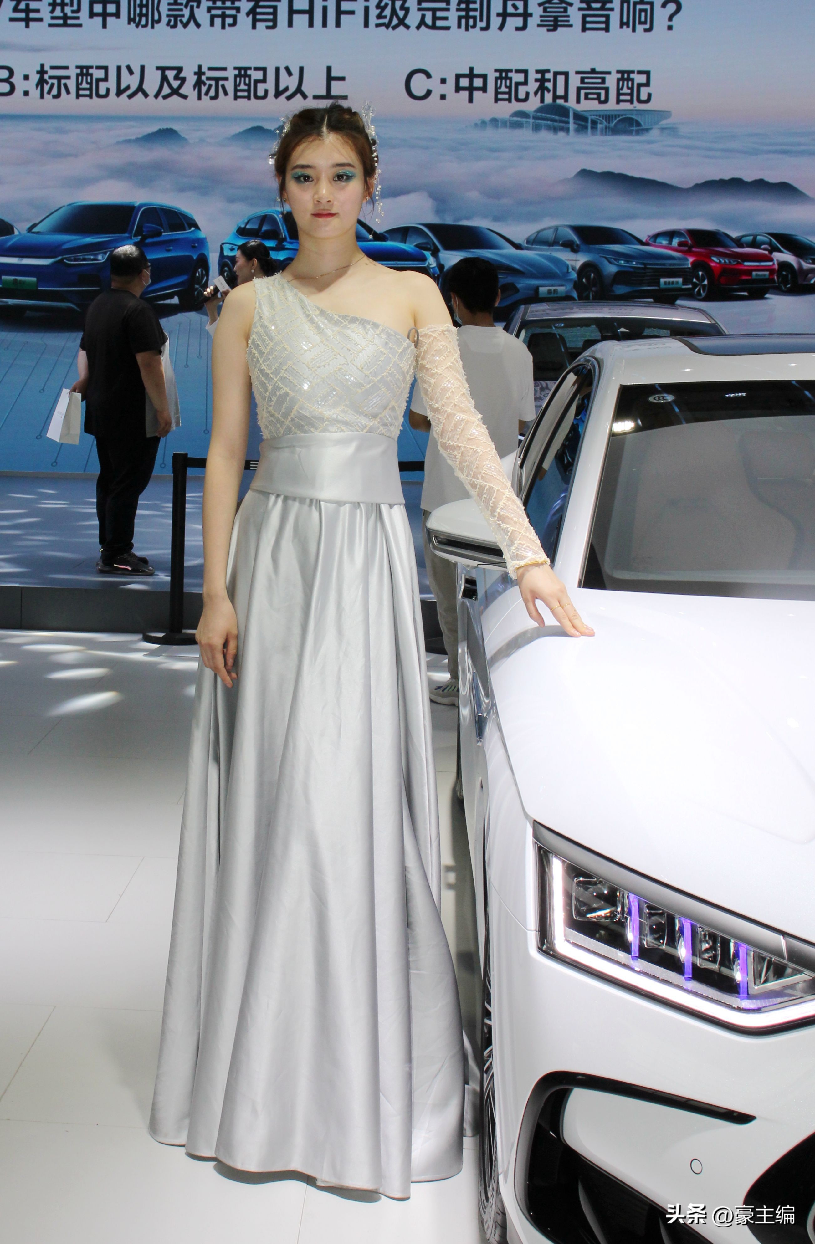 BYD车模靓丽登台，蓝色长裙清凉一夏