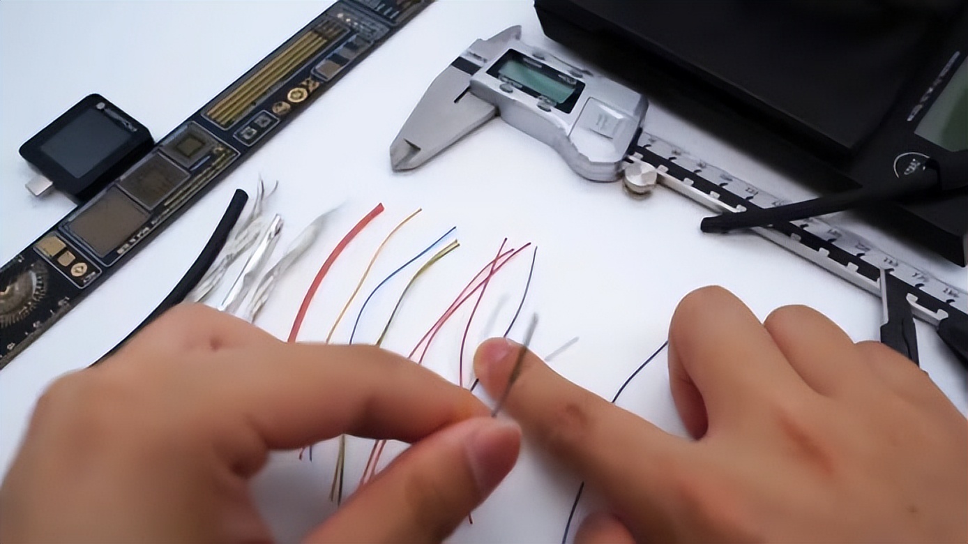 苹果数据线中国制造,苹果一根数据线为什么那么贵