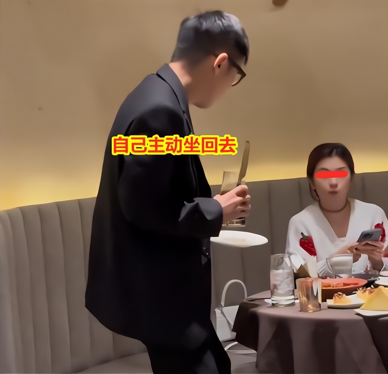 男子陪女生吃西餐拍照,一男子与一女子西餐厅吃饭