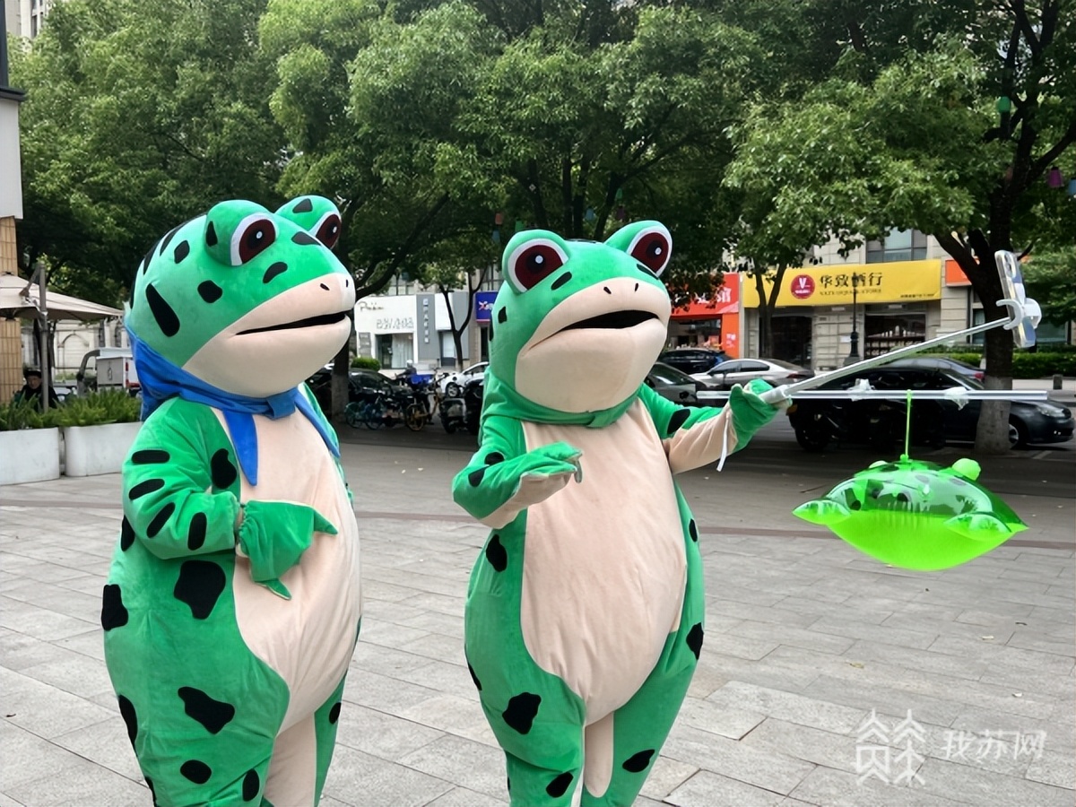 网红青蛙为了卖崽就练出了绝活,盘点网红青蛙卖崽的无奈瞬间