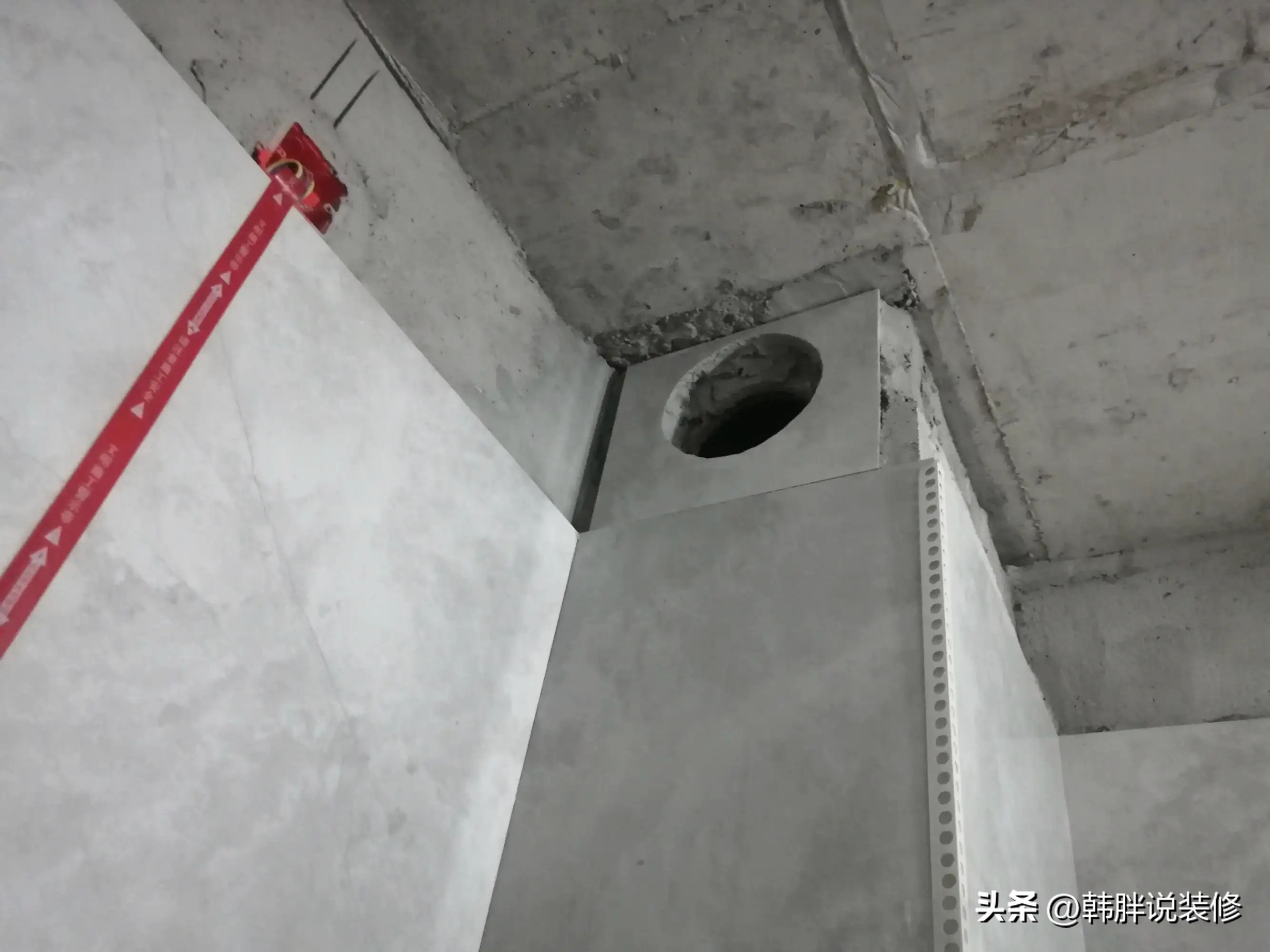 别人改烟道导致油烟倒灌怎么解决,楼上邻居私改管道导致楼下冒臭气