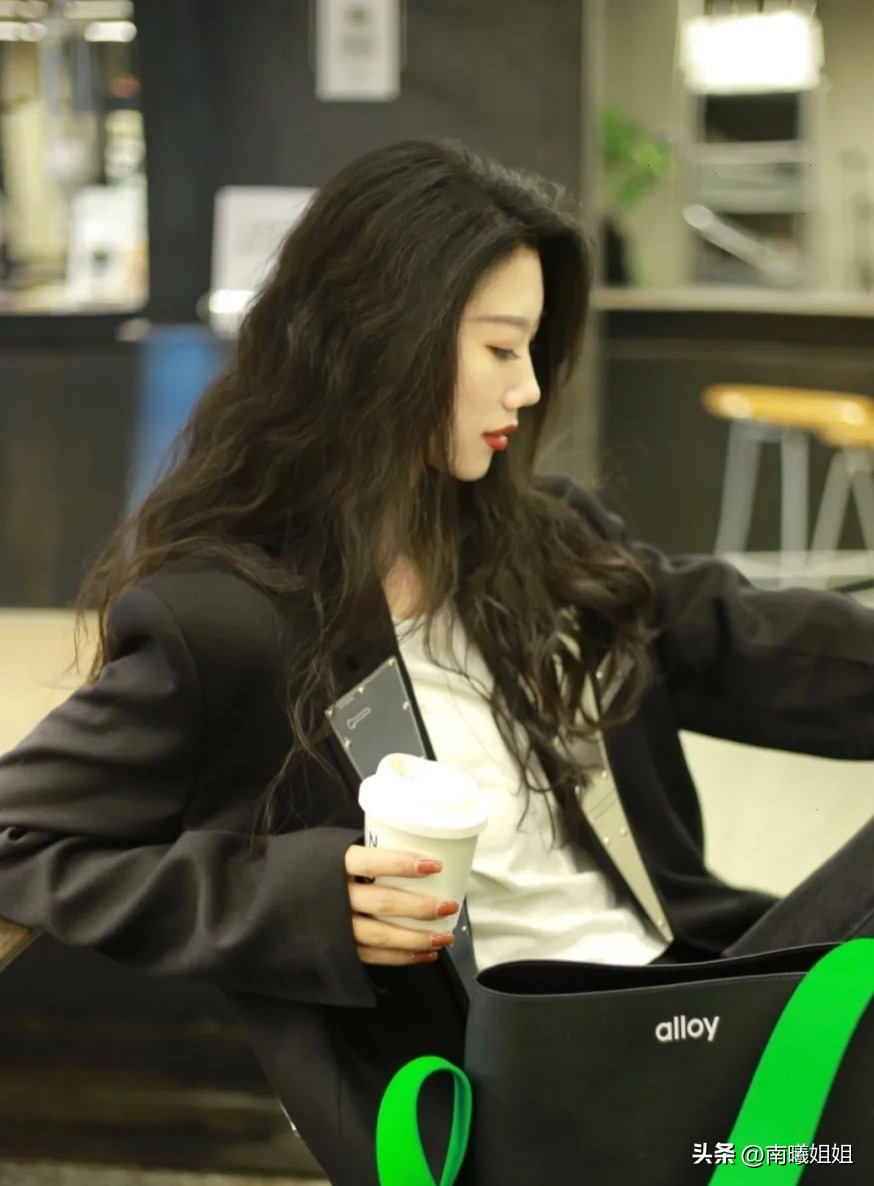 适合细软塌发量少的锁骨卷发,锁骨卷发流行发型减龄