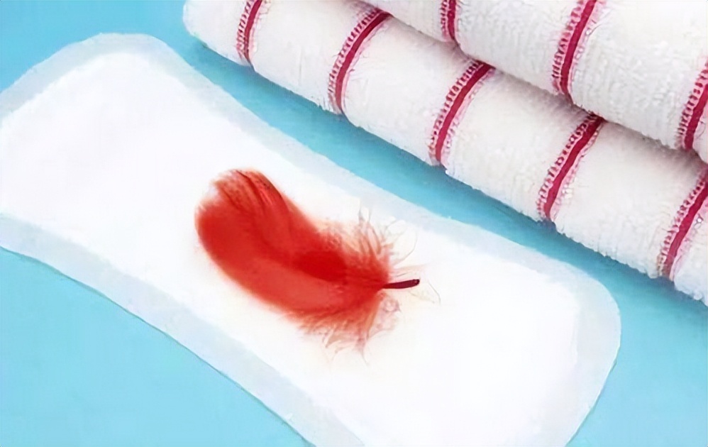 女生来例假时，突然流出的一股血块，是身上的肉吗？看完涨知识了