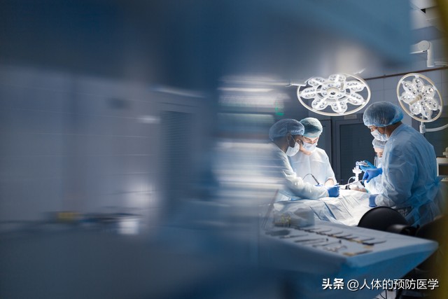 女生小肚子疼出血是什么情况,小腹疼拉肚子出血什么原因