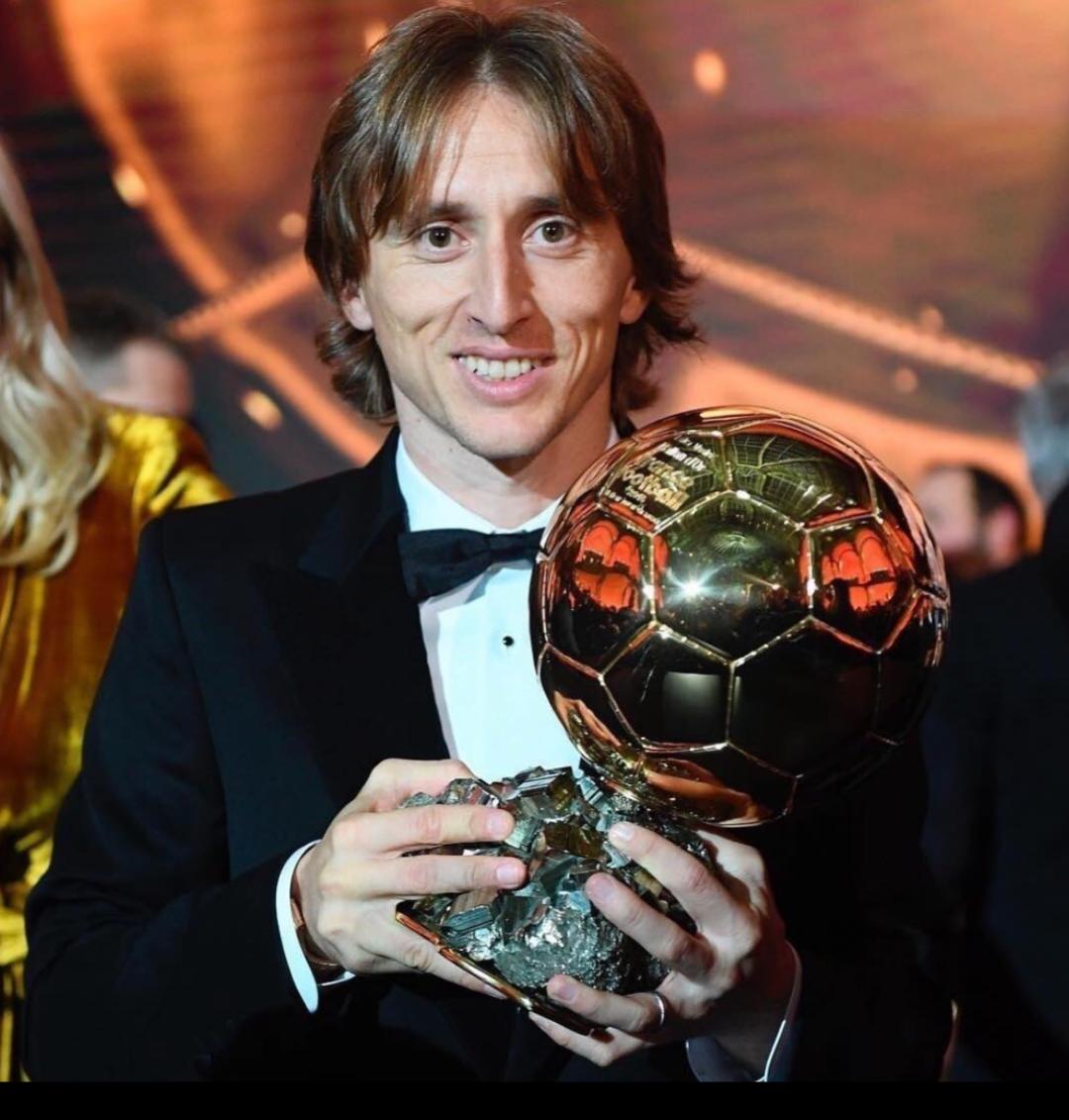 球迷爱看球,c罗梅西莫德里奇合照