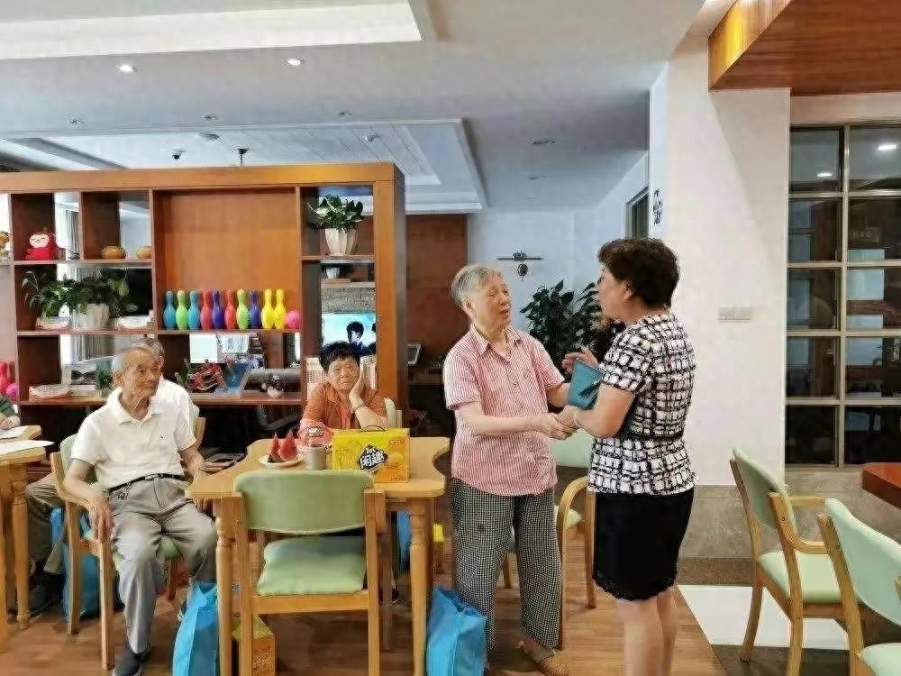 老公把工资交给婆婆保管老婆存了,婚后丈夫把工资卡交给母亲保管