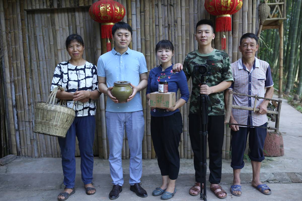 论一个川妹子有多会做菜？泸州妹子吴秋月，用小萝卜干带动大产业