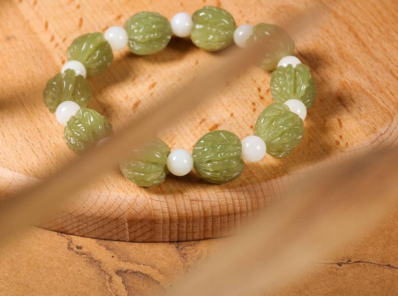 黄口料手串的价位,黄口料和田玉手串