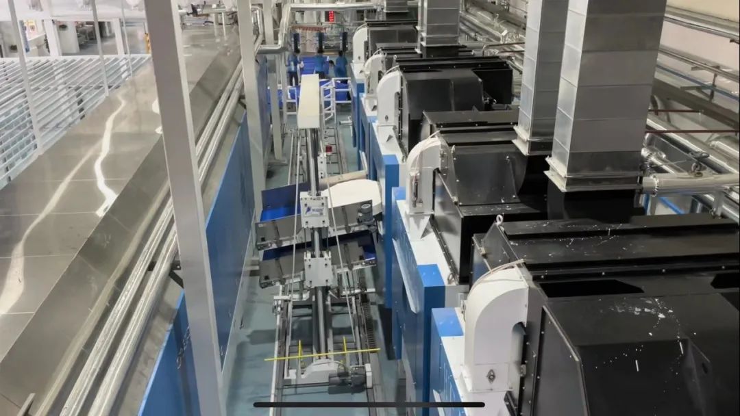 在这里，火车上的卧具天天都是大“洗”之日