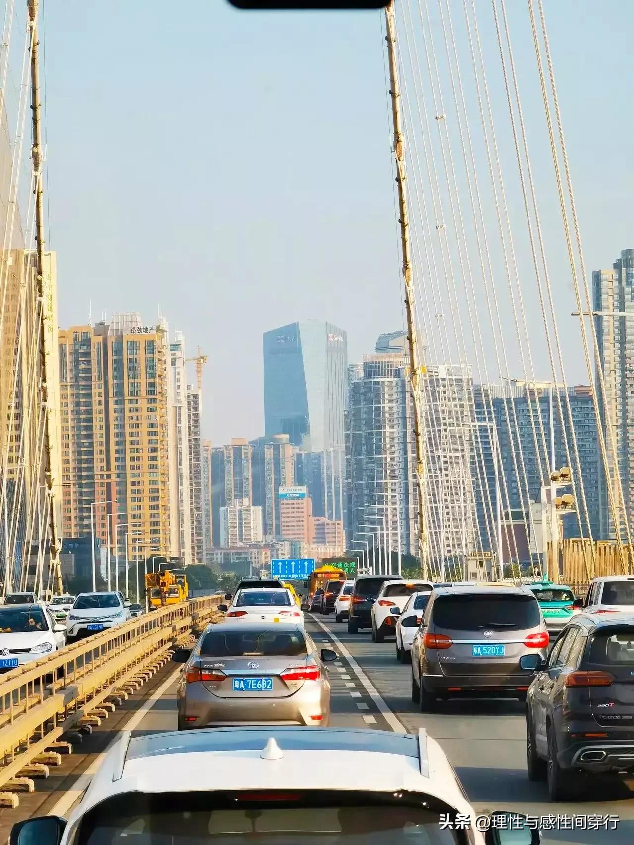 隔海相望，我在这头，静守似水流年，你在那头，淡看烟火人间