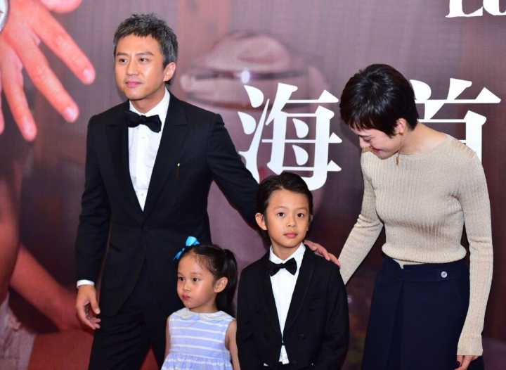 孙俪大方的曝光一对儿女的正面照,12岁的孙俪近况