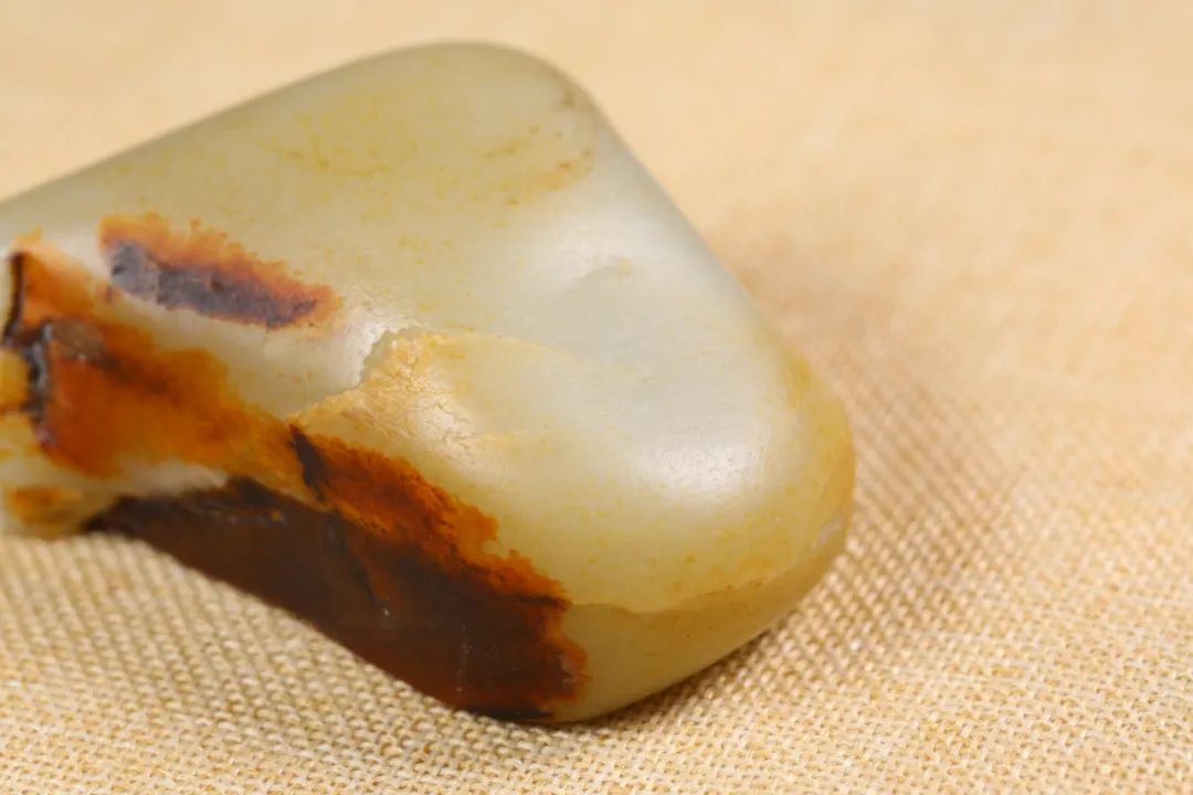 和田玉容易摔出裂纹吗,和田玉籽料有裂正常吗