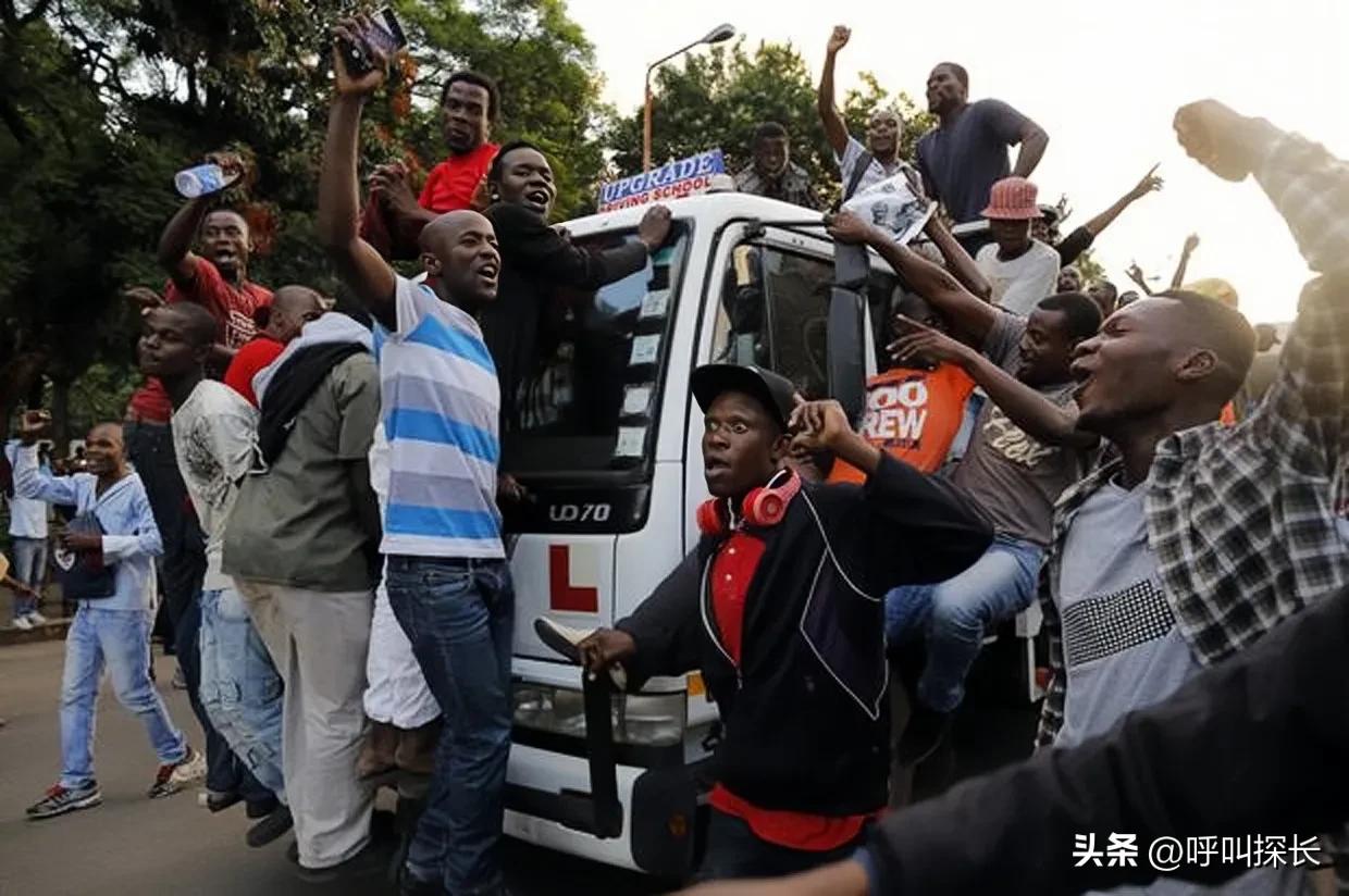 比浙江义乌还牛？钱论斤?本国人：不！我们用推车