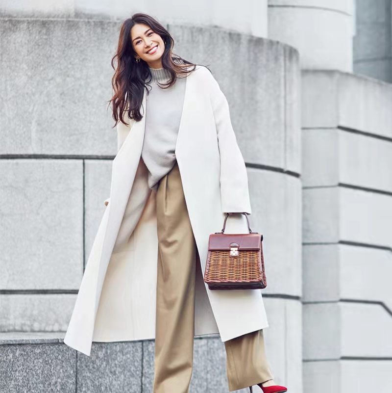 别再乱穿大衣了这样穿才是真高级,白色大衣里面搭配什么颜色显高级