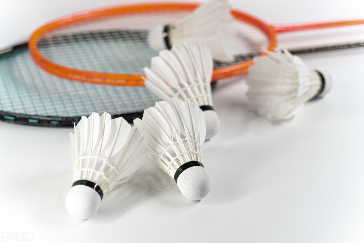 羽毛球拍柄塑料膜里面是什么,羽毛球拍柄的塑料膜撕掉还能退吗