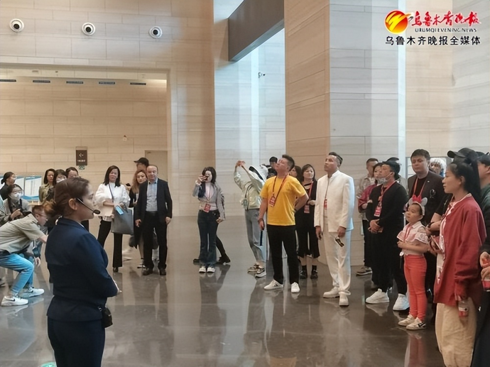 爱*疆新**游首府|邀请网络达人感受发展变化