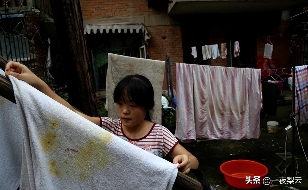 15岁女孩街头扮牛被人骑点赞,15岁女孩街头扮牛后续