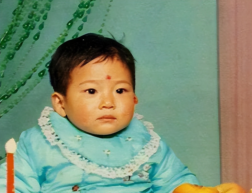 井柏然奶奶养大父母认亲视频,井柏然成为大明星后父母再来认亲