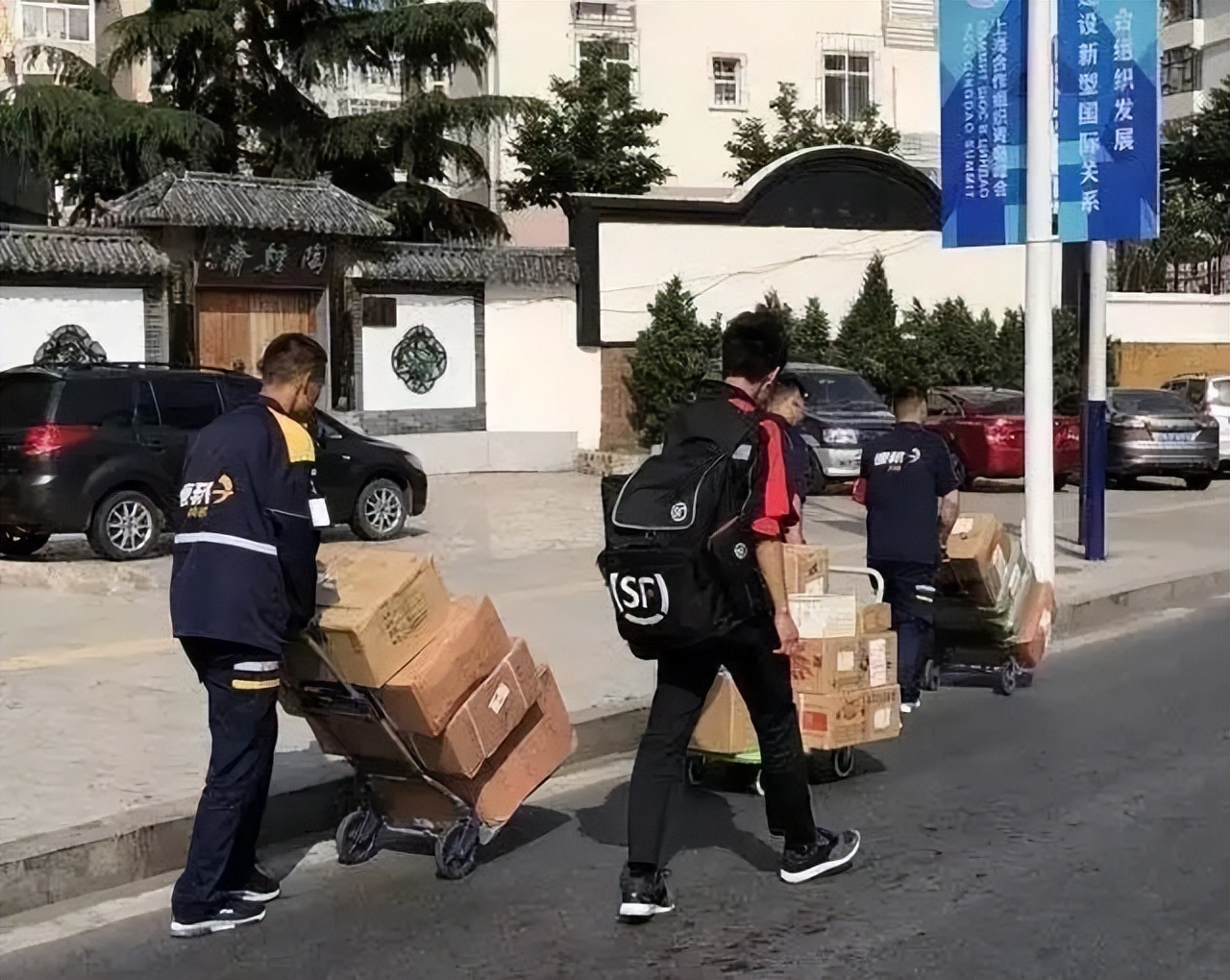 上海快递员一个月2万,在上海送快递100万的快递小哥