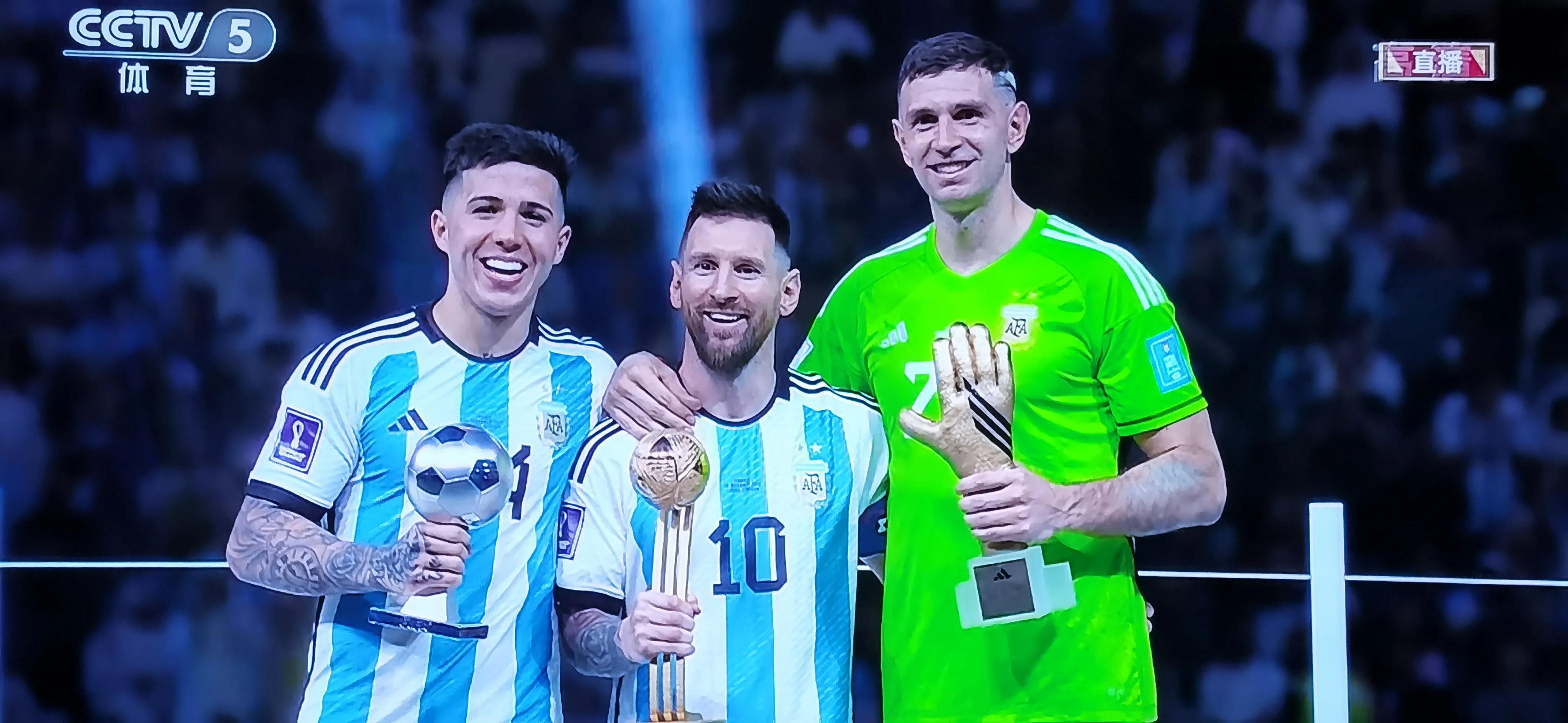 阿根廷夺冠梅西捧起大力神杯,阿根廷三夺世界杯冠军