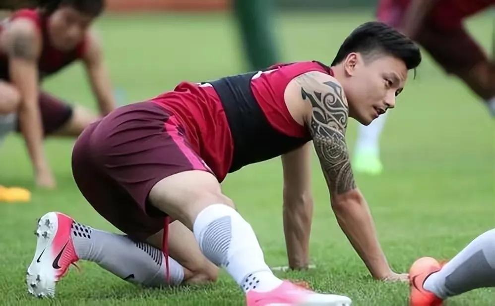 训练场玩手机、带软中华?郜林回怼!韩媒:这就是中国足球的现实