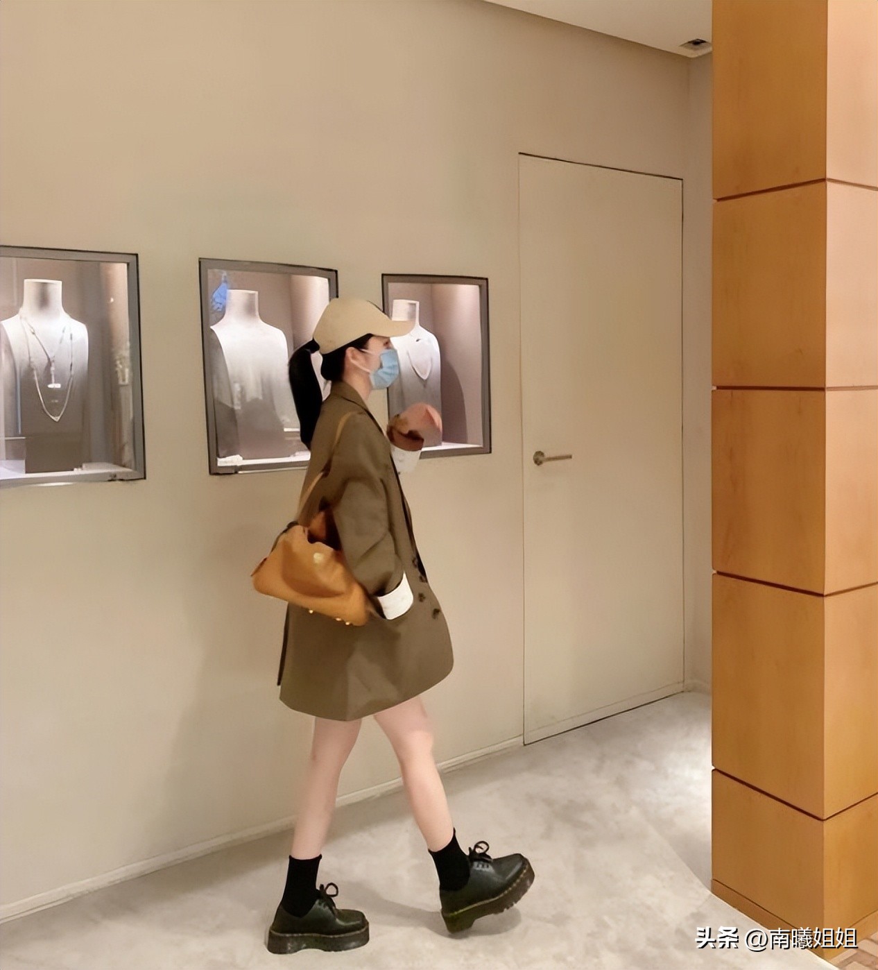 杨幂穿的鞋子马丁靴,杨幂同款鞋子厚底小白鞋