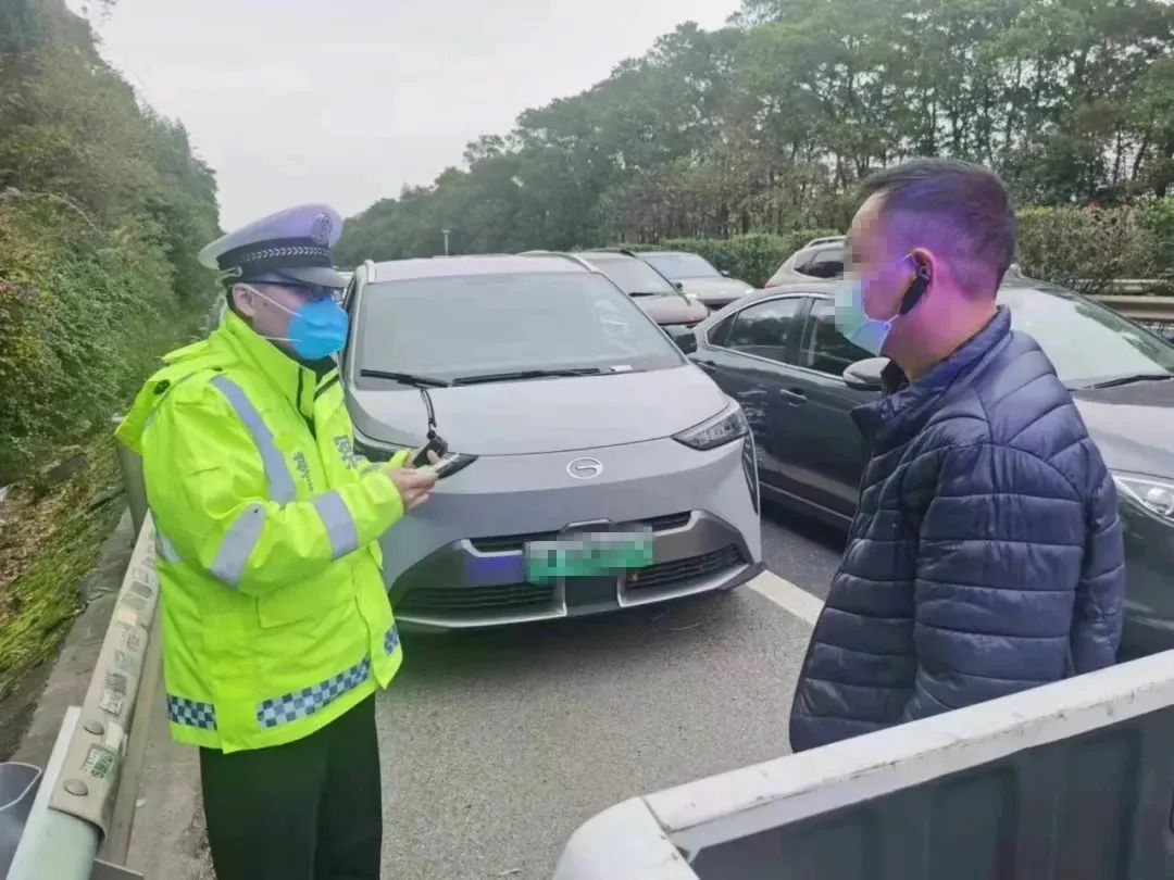 五一假期堵在回家路上,五一路上堵不适合出游