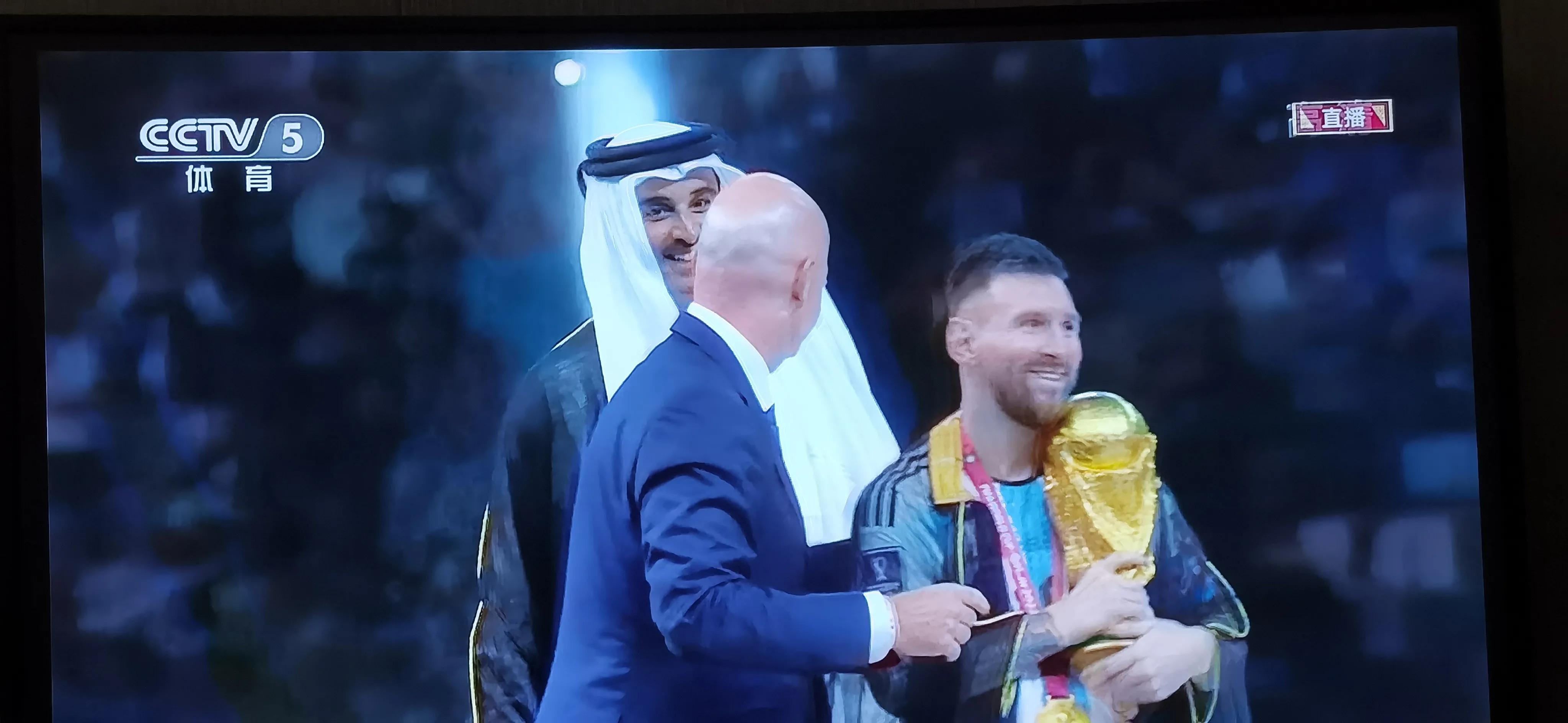 阿根廷夺冠梅西捧起大力神杯,阿根廷三夺世界杯冠军