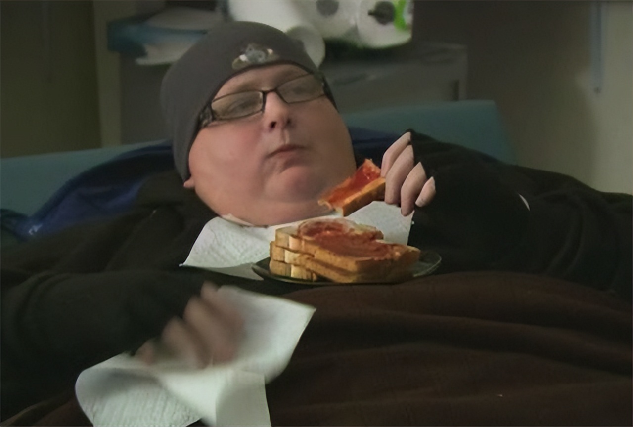 英国男子体重飙至600斤,英国男子重300磅