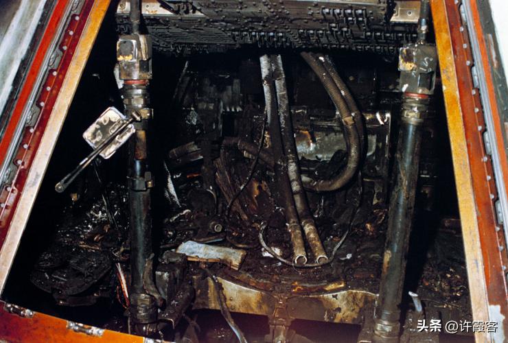 九死一生的阿波罗登月计划，实验中死亡三人，阿姆斯特朗差点牺牲