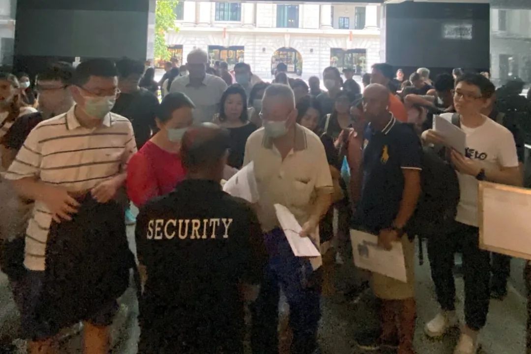 新加坡街头,新加坡街头一群中国人