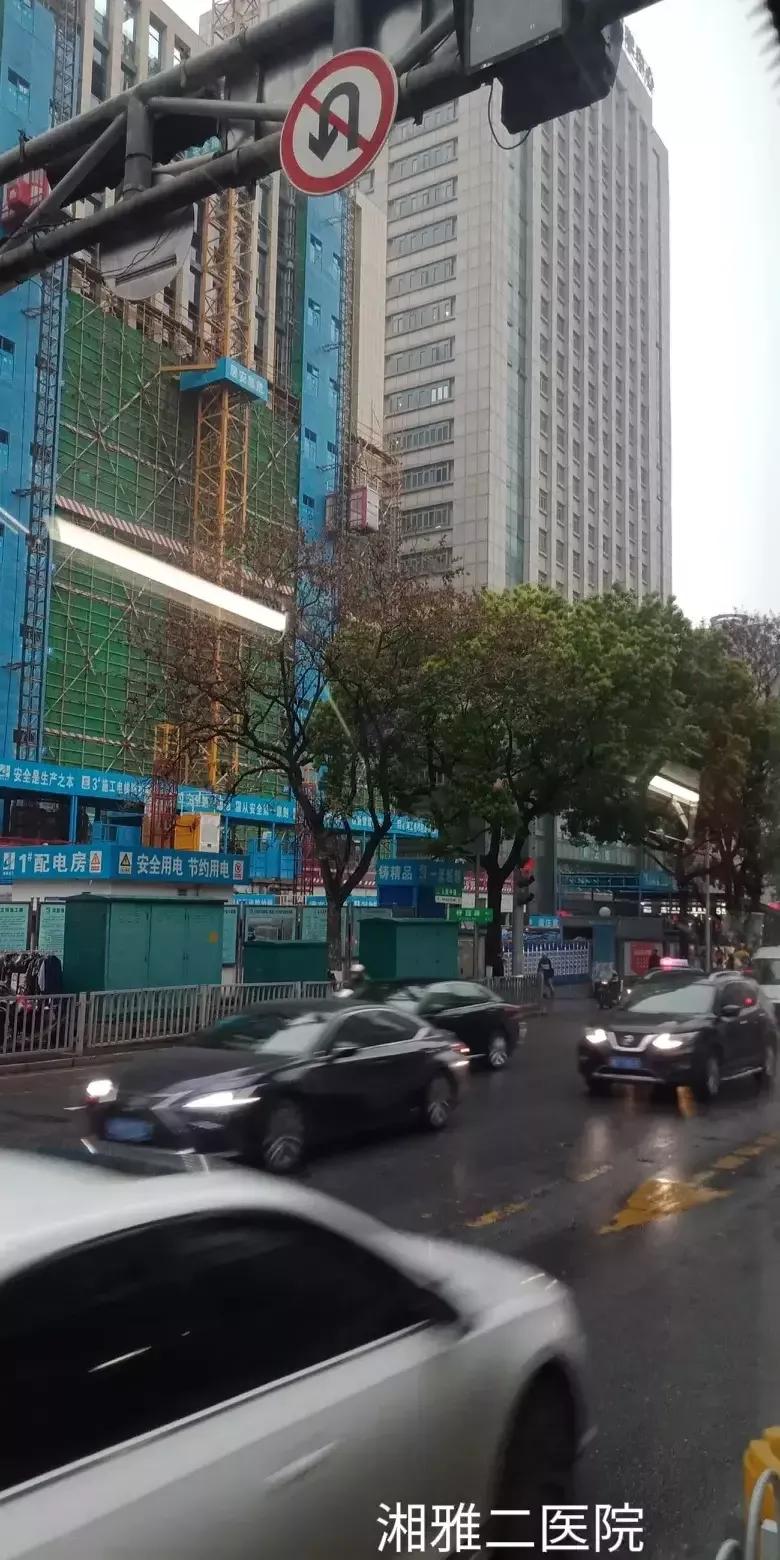 雄伟壮观的，湖南省长沙市中南大学湘雅三医院的外科大楼