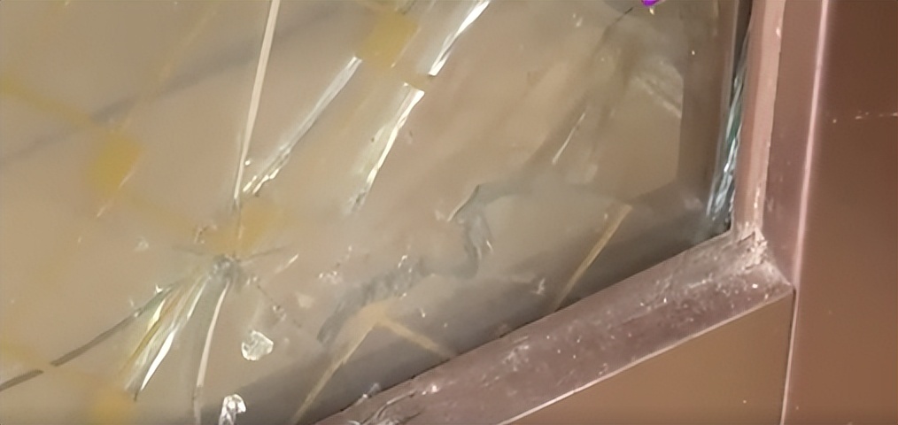 女子凌晨遭醉酒邻居狂踹门后续,醉酒女凌晨砸邻居家门