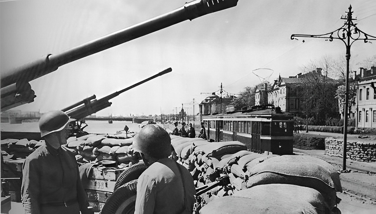 苏联首次轰炸柏林,德军打苏联最大歼灭战