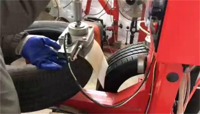 车胎被扎了咋修,汽车轮胎被扎了怎样补胎对轮胎好