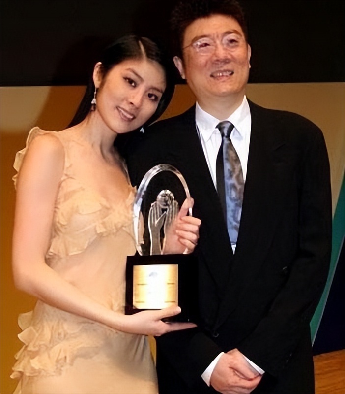 50岁陈慧琳现身酒吧,陈慧琳近照短裙配丝带鞋