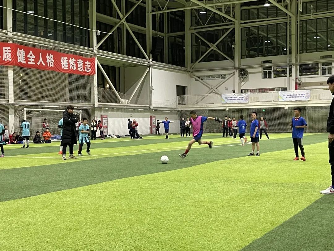 包头市青山区小学足球比赛,驰骋绿茵球场圆中国足球梦