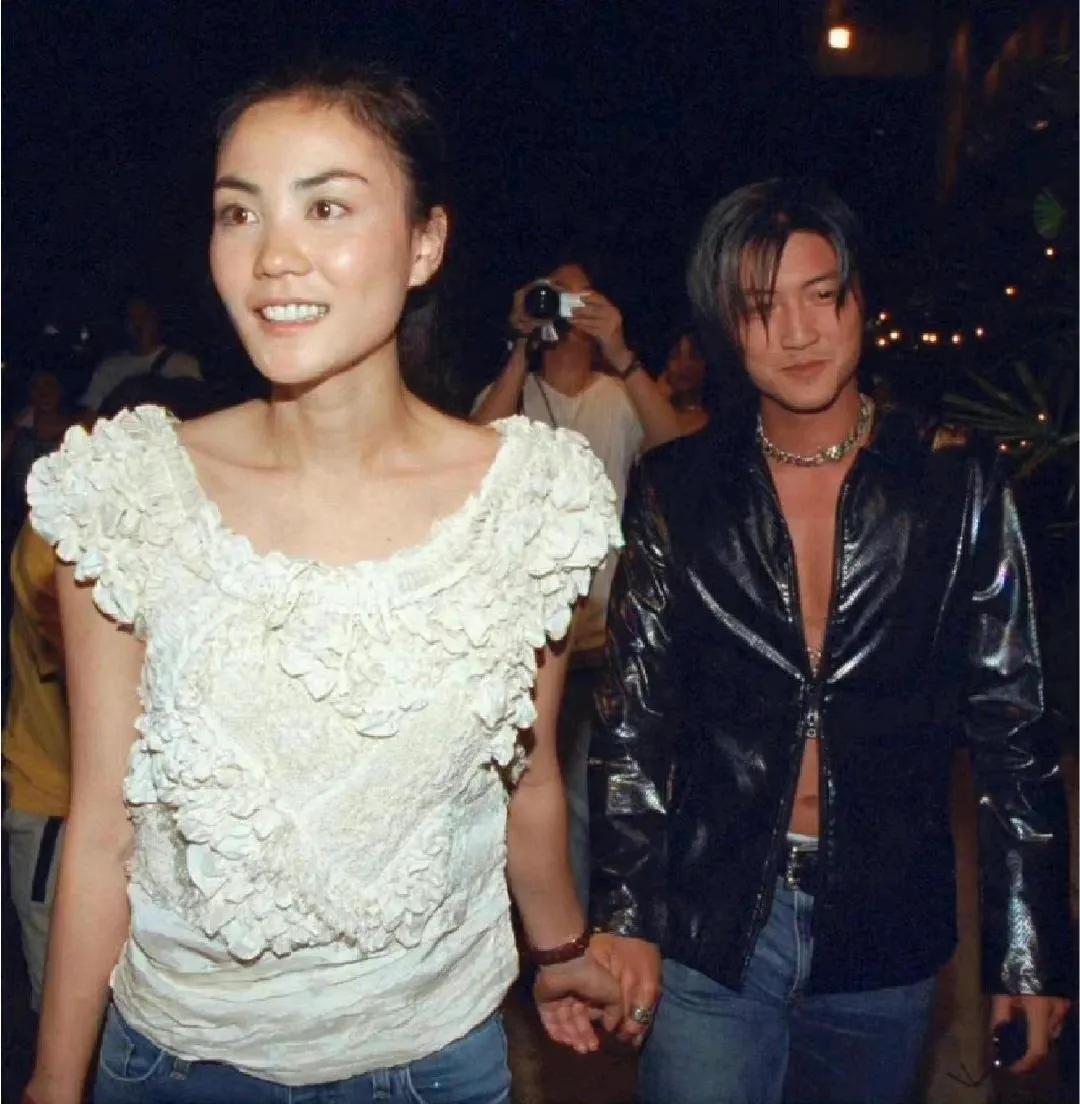 28岁的王菲和17岁的谢霆锋同台,王菲谢霆锋现在婚姻状况